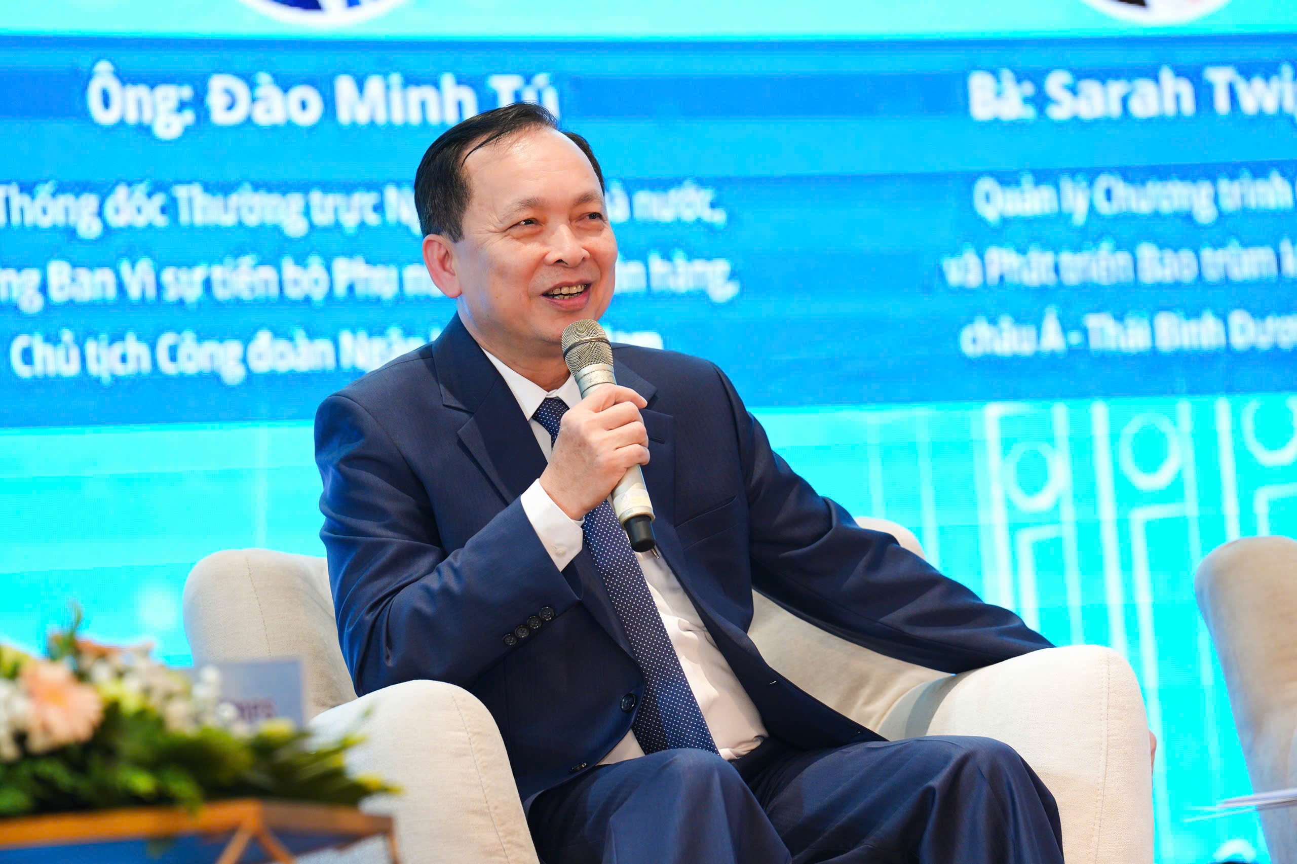 Ông Đào Minh Tú, Phó Thống đốc Thường trực NHNN, Trưởng ban Vì sự tiến bộ phụ nữ ngành Ngân hàng, Chủ tịch Công đoàn Ngân hàng Việt Nam phát biểu khai mạc Hội thảo