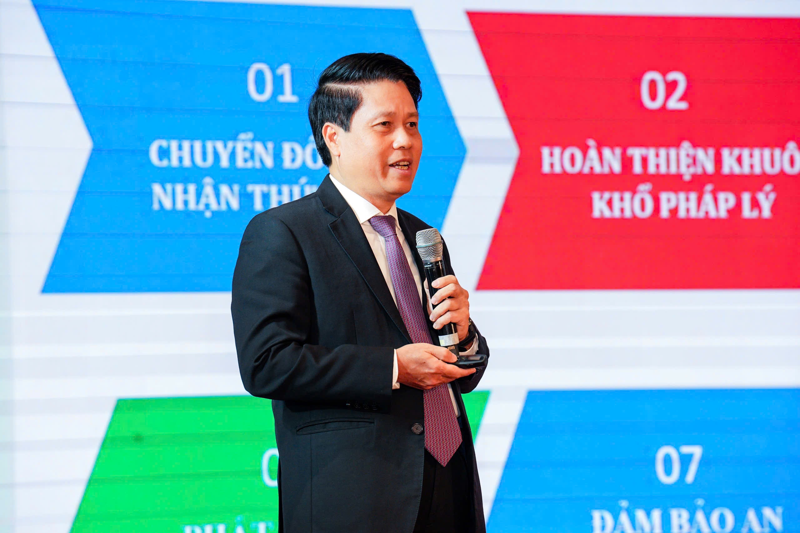 Ông Phạm Tiến Dũng, Phó Thống đốc NHNN chia sẻ những kết quả quan trọng của chuyển đổi số ngành Ngân hàng tại Hội thảo
