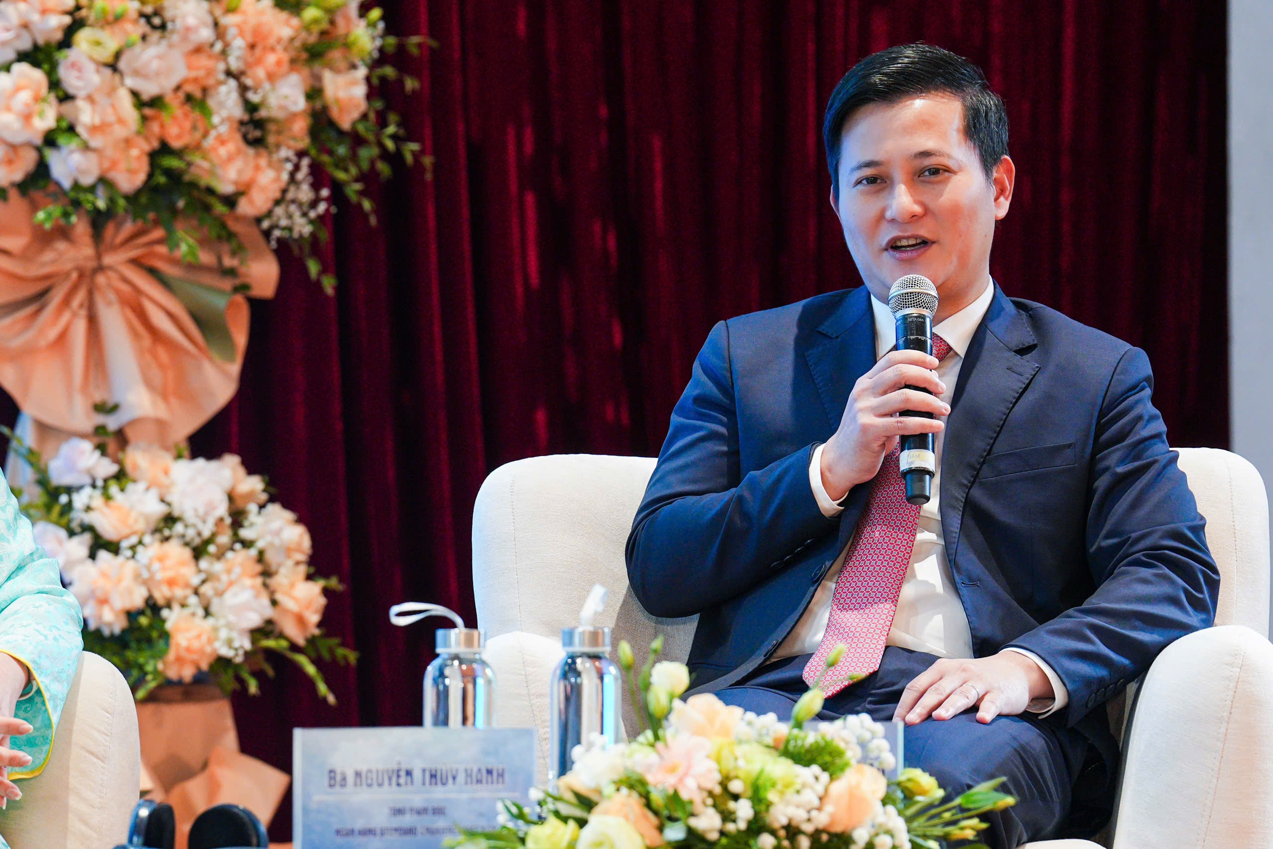 Ông Trần Công Quỳnh Lân, Phó Tổng Giám đốc Ngân hàng TMCP Công thương Việt Nam chia sẻ thông tin tại Hội thảo