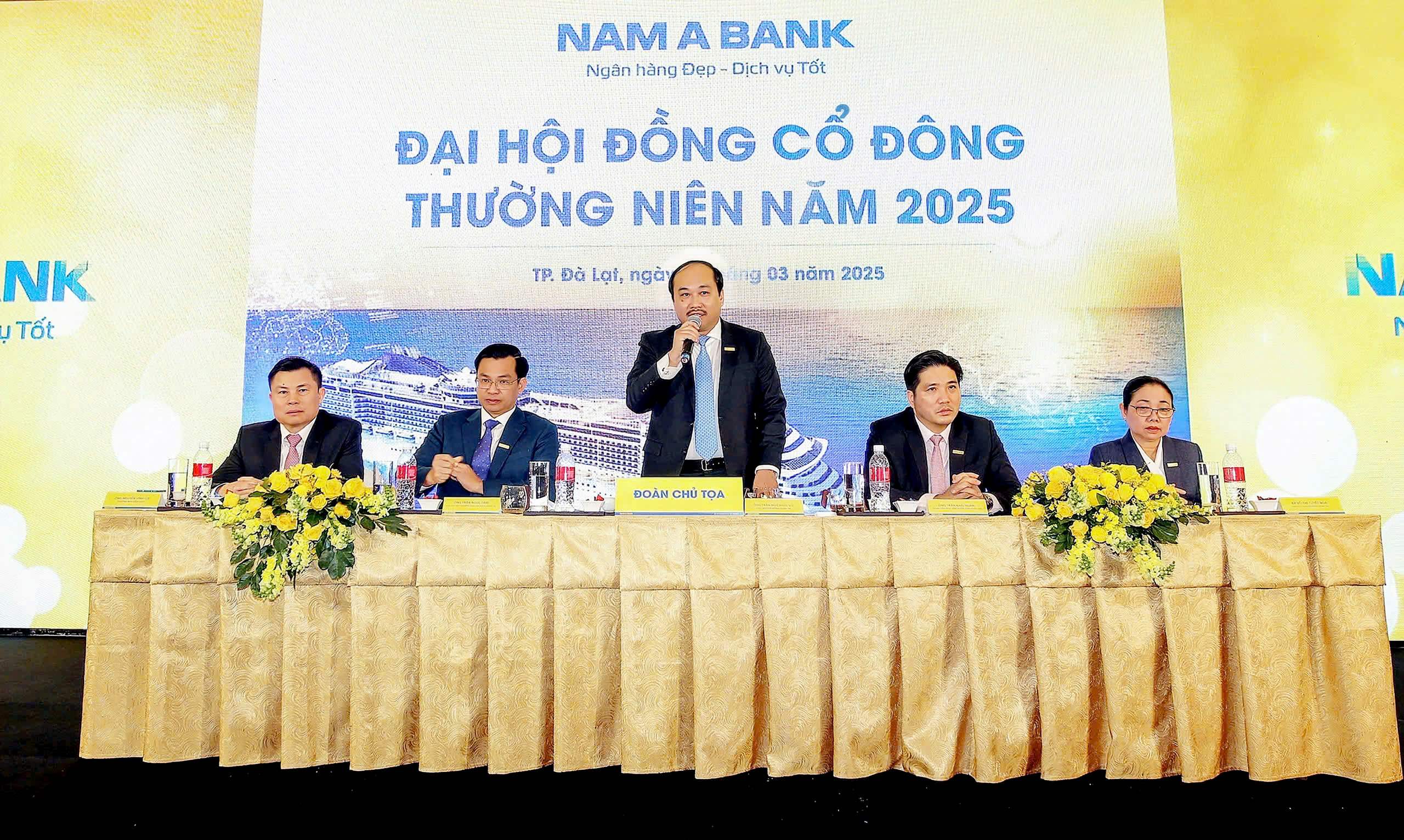Hình ảnh đoàn chủ tịch tại Đại hội đồng cổ đông thường niên của Ngân hàng Nam A Bank