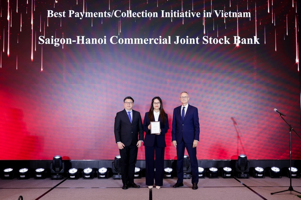 Bà Đoàn Thái Thanh Thủy – Phó giám đốc Khối Ngân hàng Bán lẻ SHB đại diện Ngân hàng nhận giải thưởng