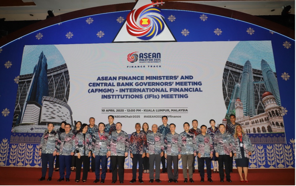 Các Thống đốc NHTW và Bộ trưởng Tài chính ASEAN chụp ảnh lưu niệm tại Hội nghị AFMGM