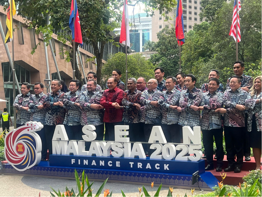 Các Thống đốc NHTW và Bộ trưởng Tài chính ASEAN chụp ảnh lưu niệm cùng Thủ tướng Chính phủ kiêm Bộ trưởng Tài chính Malaysia