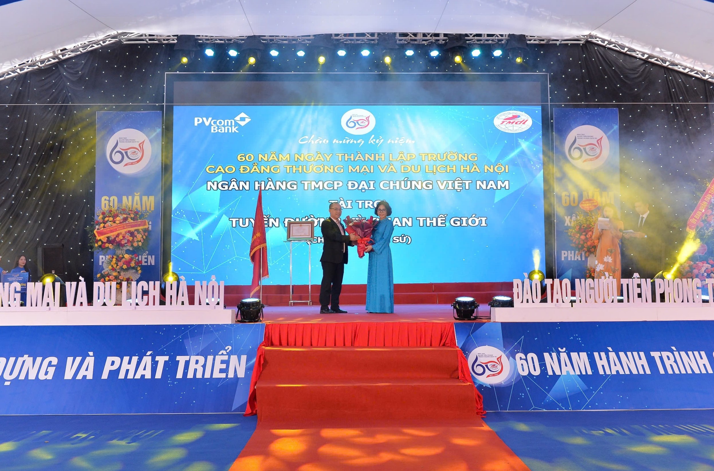 Đại diện PVcomBank trao tài trợ 1 tỷ đồng xây dựng “Tuyến đường Gốm sứ kỳ quan thế giới”