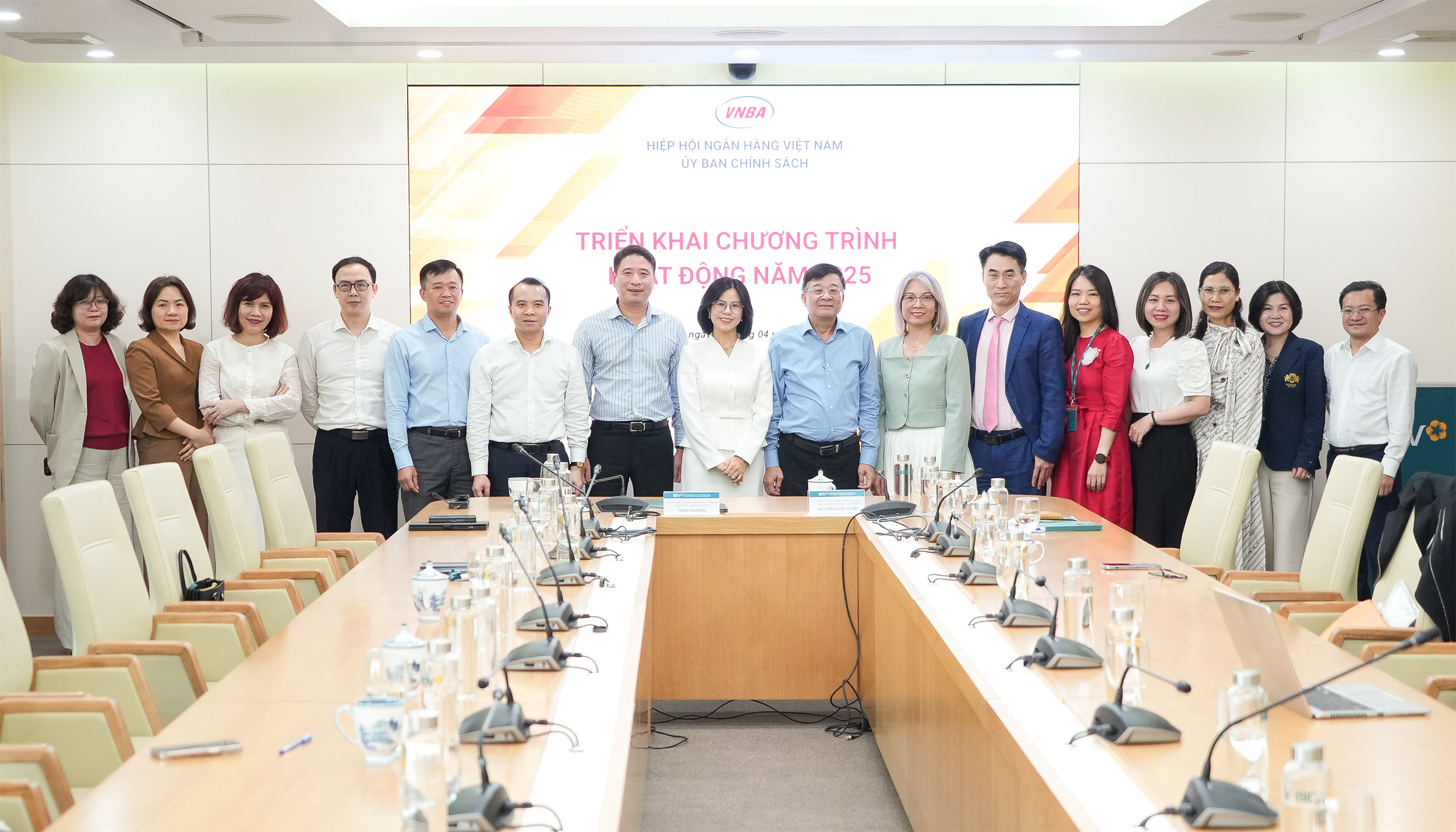 TS. Nguyễn Quốc Hùng chụp ảnh lưu niệm cùng các thành viên Ủy Ban Chính Sách
