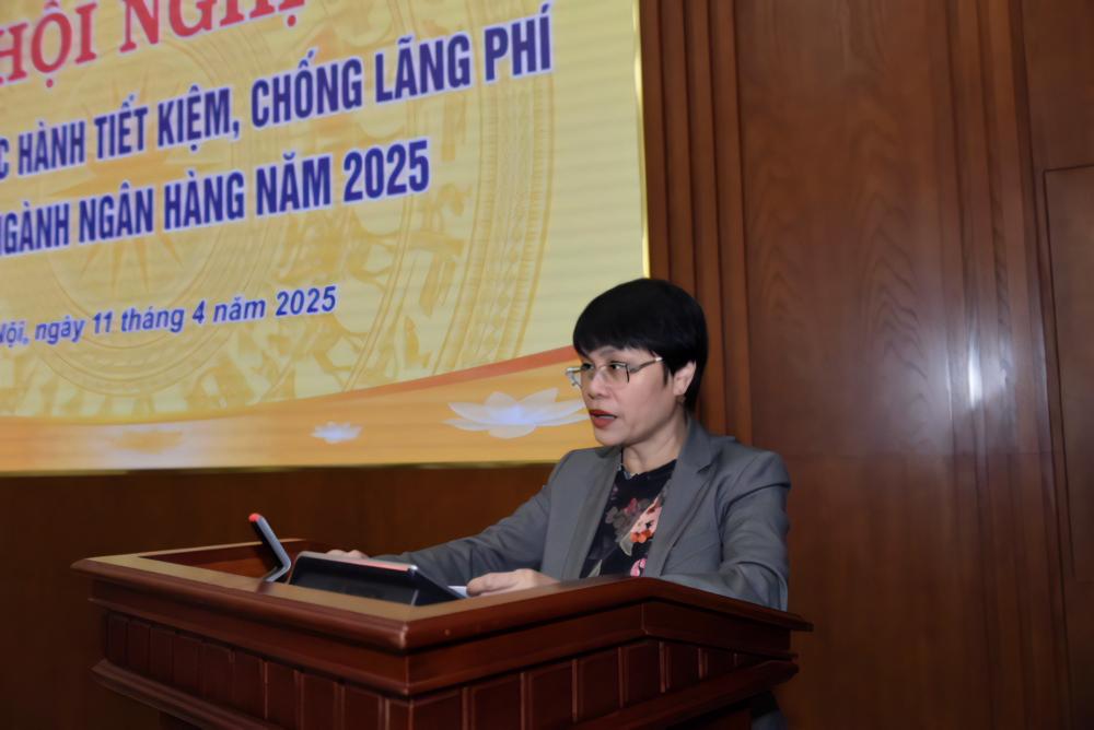 Vụ trưởng Vụ Tài chính Kế toán NHNN Nguyễn Hồng Vân phát biểu tại hội nghị