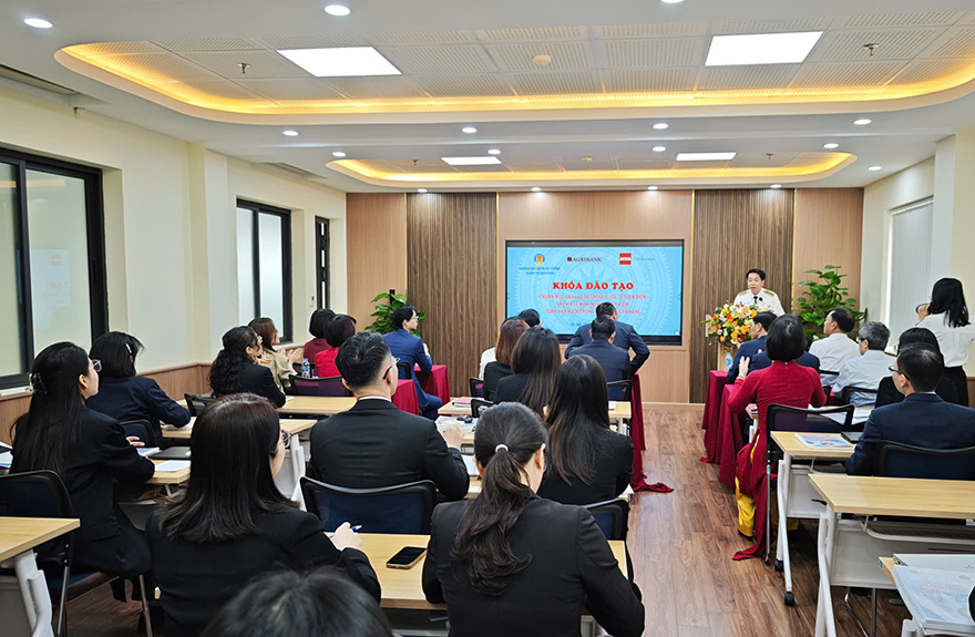tài chính