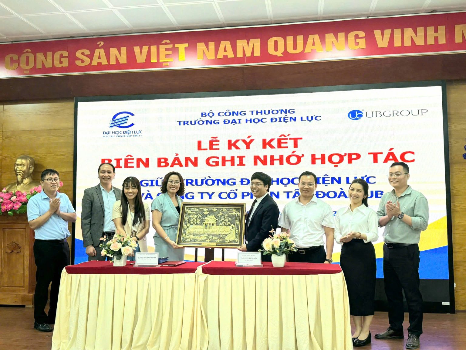 Phó chủ tịch Tập đoàn UB GROUP tặng quà lưu niệm Nhà trường