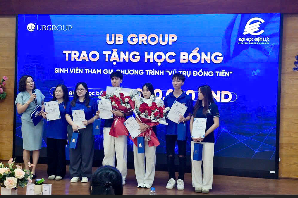 Đại diện UB GROUP trao tặng học bổng cho sinh viên Trường Đại học Điện lực tổng giá trị lên tới 20 triệu đồng