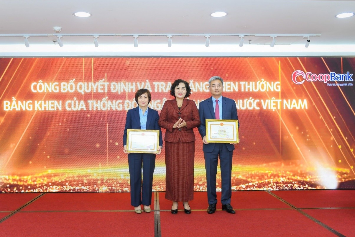Đồng chí Nguyễn Thị Hồng - Ủy viên BCH Trung ương Đảng, Thống đốc NHNN Việt Nam trao bằng khen cho đồng chí Nguyễn Quốc Cường – Chủ tịch HĐQT Co-opBank và đồng chí Phạm Thị Hồng Minh – Tổng Giám đốc Co-opBank