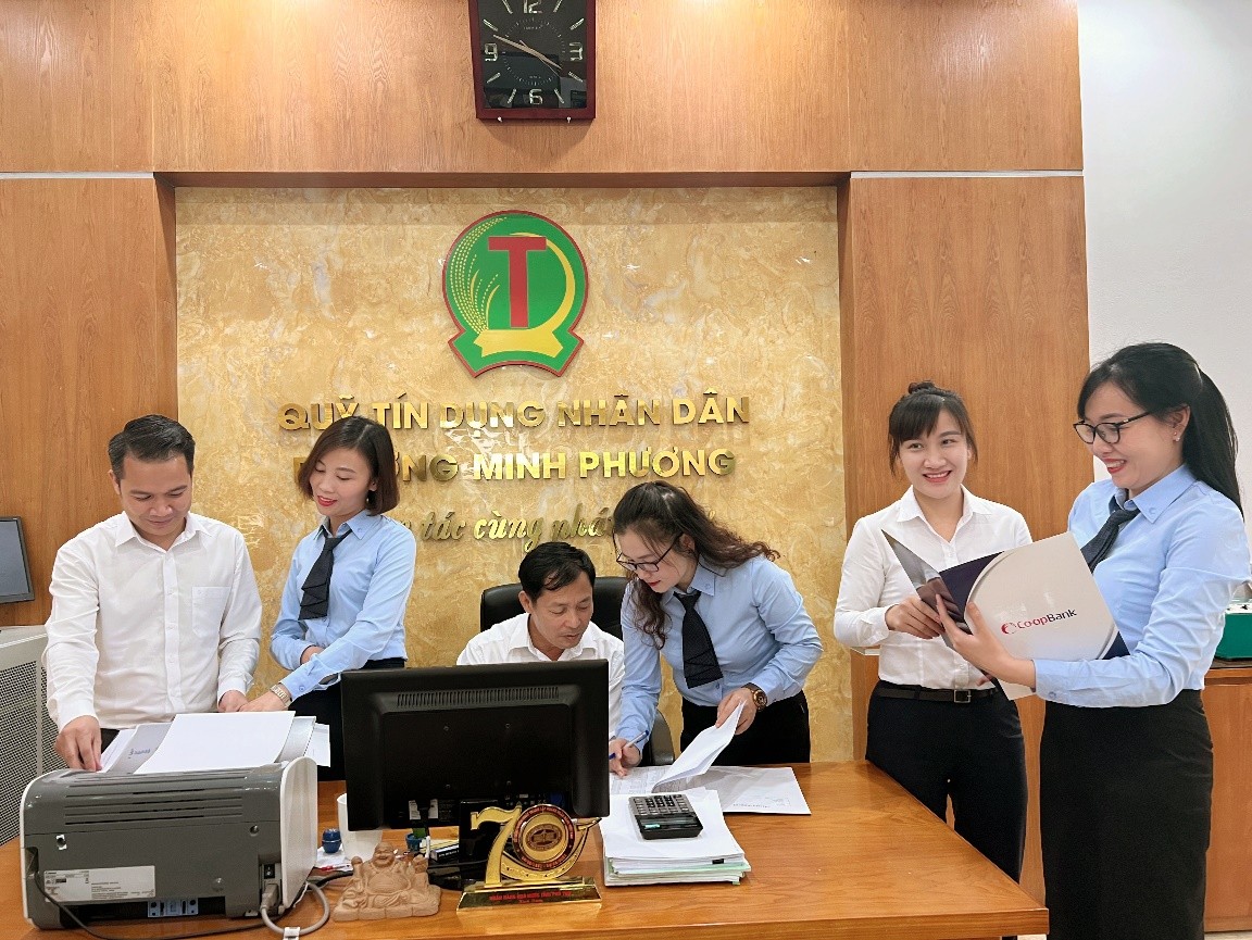 Các cán bộ Chi nhánh Co-opBank đang tư vấn, hỗ trợ QTDND phường Minh Phương, Việt Trì, Phú Thọ