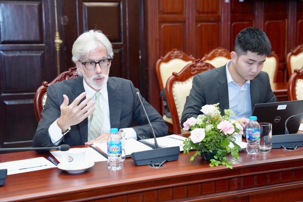 Ông Thomas Jacobs – Giám đốc Quốc gia Tổ chức Tài chính Quốc tế (IFC) phụ trách khu vực Việt Nam, Lào và Campuchia phát biểu tại buổi tiếp