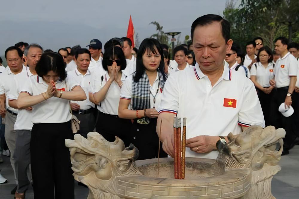 Đồng chí Đào Minh Tú - Phó Thống đốc Thường trực NHNN Việt Nam, dâng hương tưởng niệm 64 cán bộ, chiến sĩ Hải quân Nhân dân Việt Nam anh dũng hy sinh tại đảo Gạc Ma