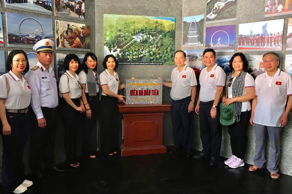 Đoàn công tác số 10 chụp ảnh lưu niệm tại Khu trưng bày ngầm trong Khu tưởng niệm các chiến sĩ Gạc Ma