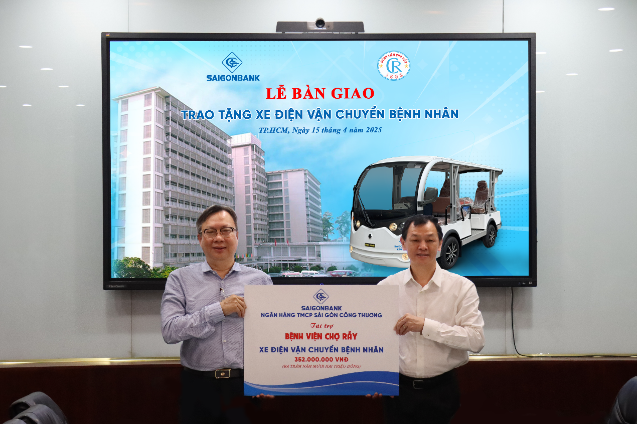 Đại diện Ngân hàng SaiGonBank trao biểu trưng tặng 01 xe điện chở bệnh nhân hiệu TRAN E-CAR cho đại diện bệnh viện Chợ Rẫy