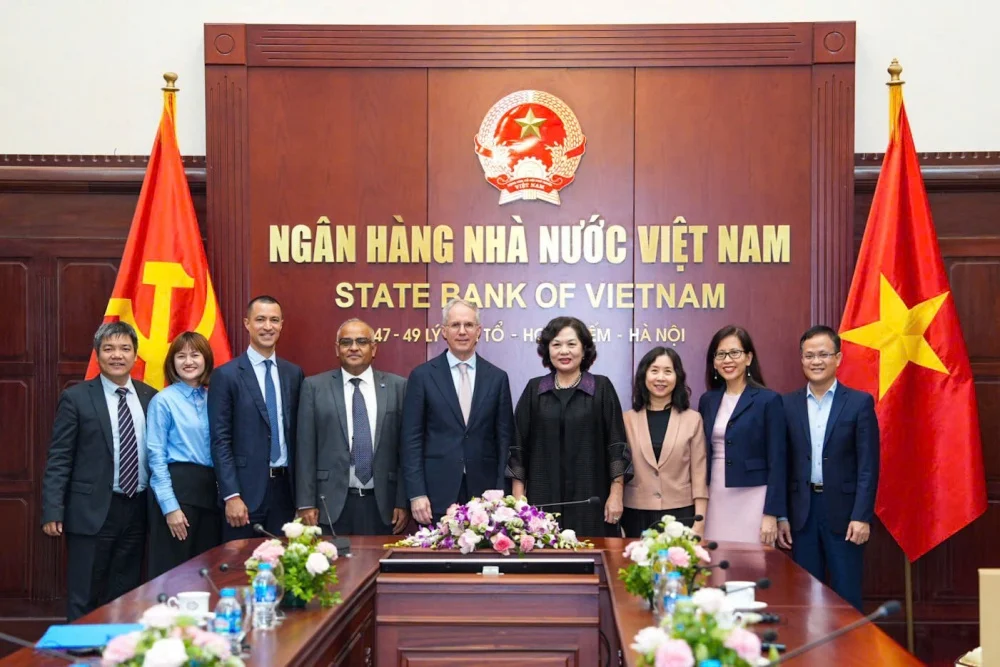 Thống đốc Nguyễn Thị Hồng chụp ảnh lưu niệm cùng ông Scott Morris và đoàn công tác ADB