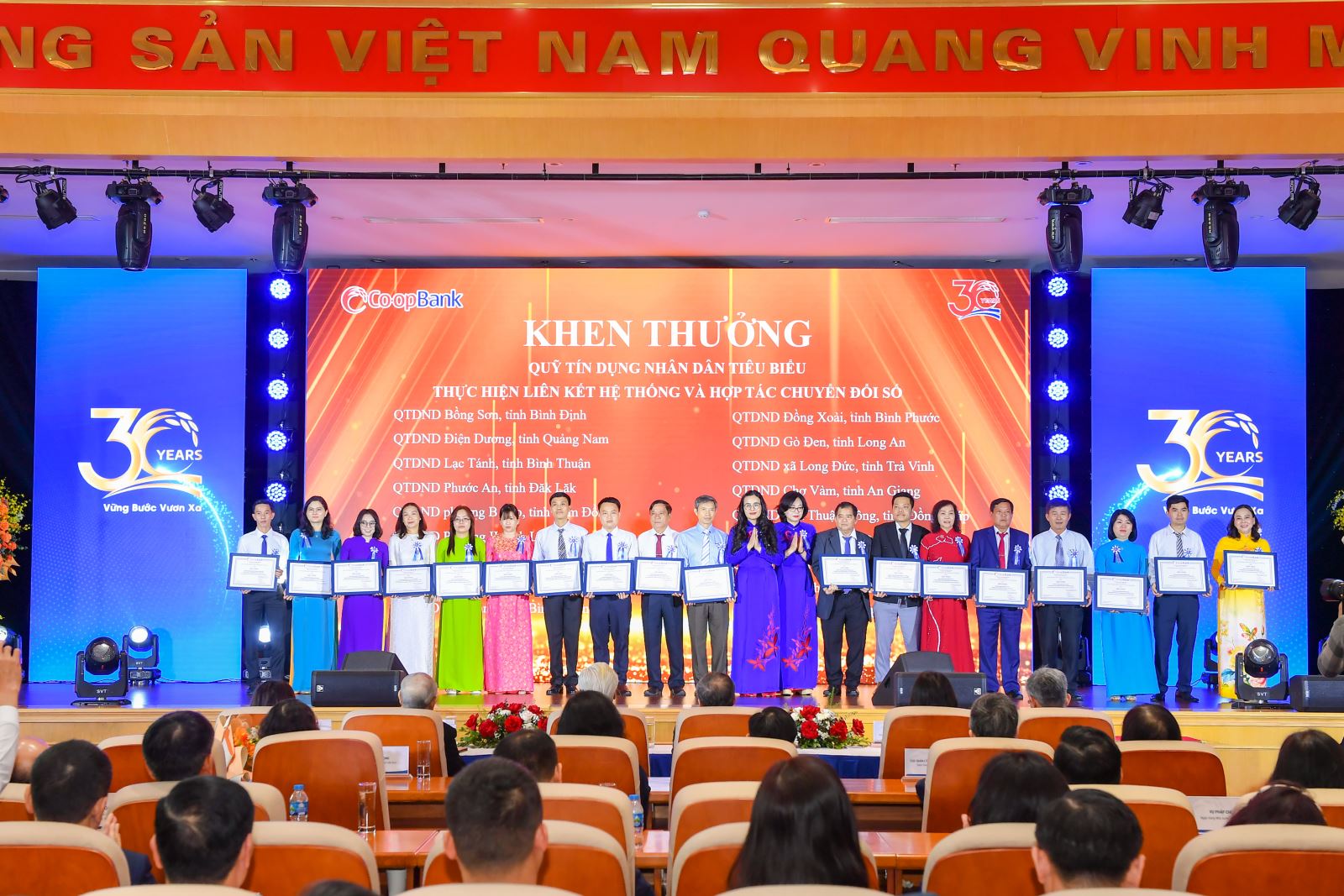 Các đồng chí lãnh đạo Co-opBank trao vinh danh các QTDND thành viên thực hiện tốt mối liên kết hệ thống và hợp tác chuyển đổi số tại buổi lễ kỷ niệm 30 năm thành lập Co-opBank