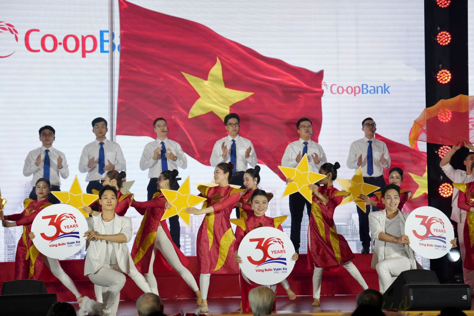 Tiết mục văn nghệ chào mừng lễ kỷ niệm 30 năm thành lập Co-opBank