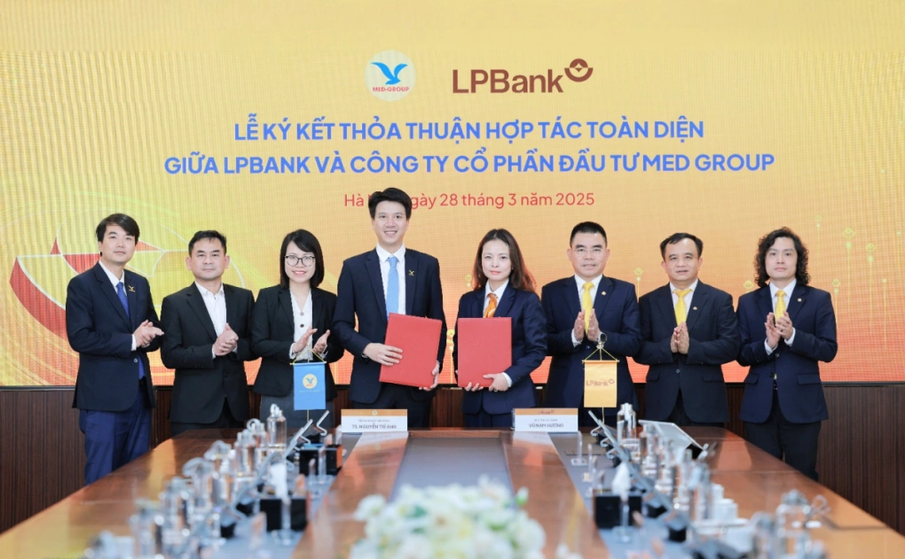 Đại diện hai bên trao biên bản hợp tác. Ảnh: LPBank