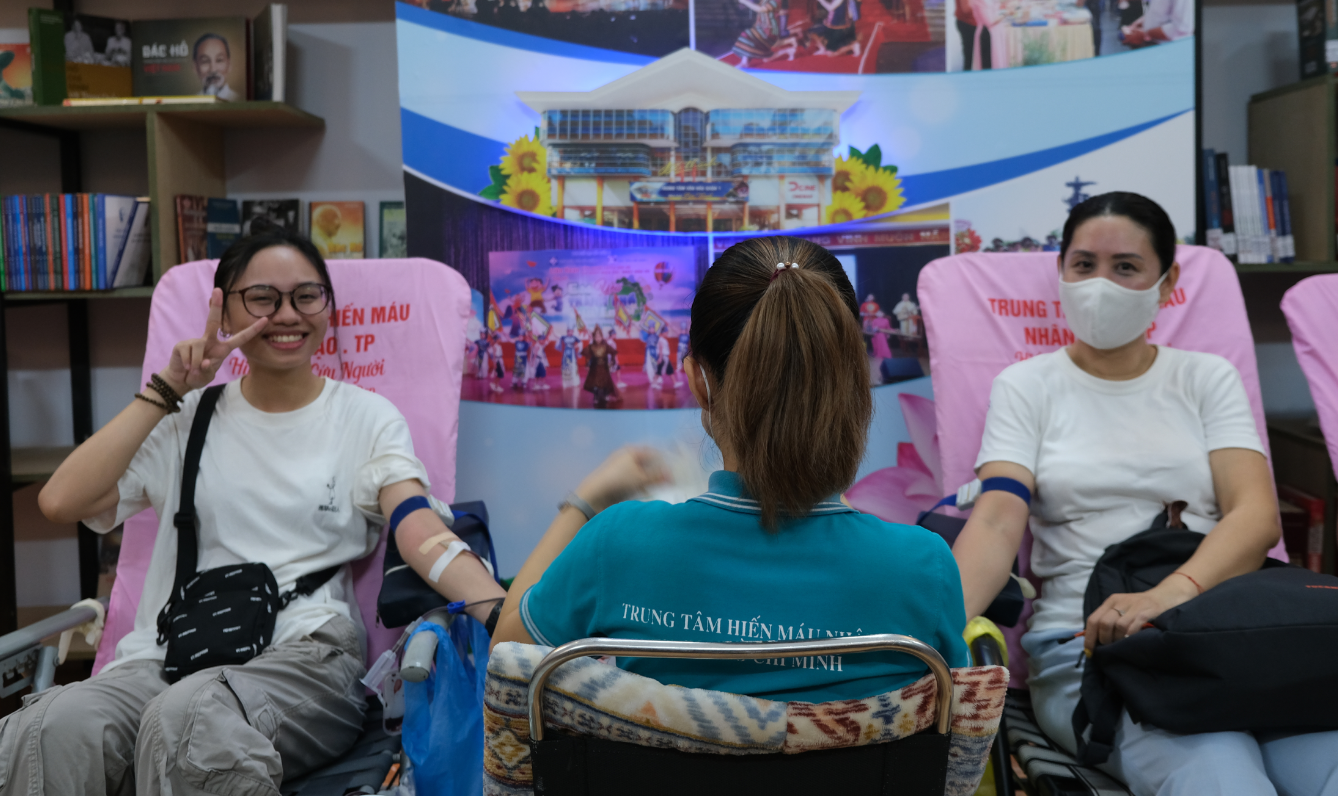 Chị Bùi Thị Thùy Linh và con gái trong sự kiện hiến máu