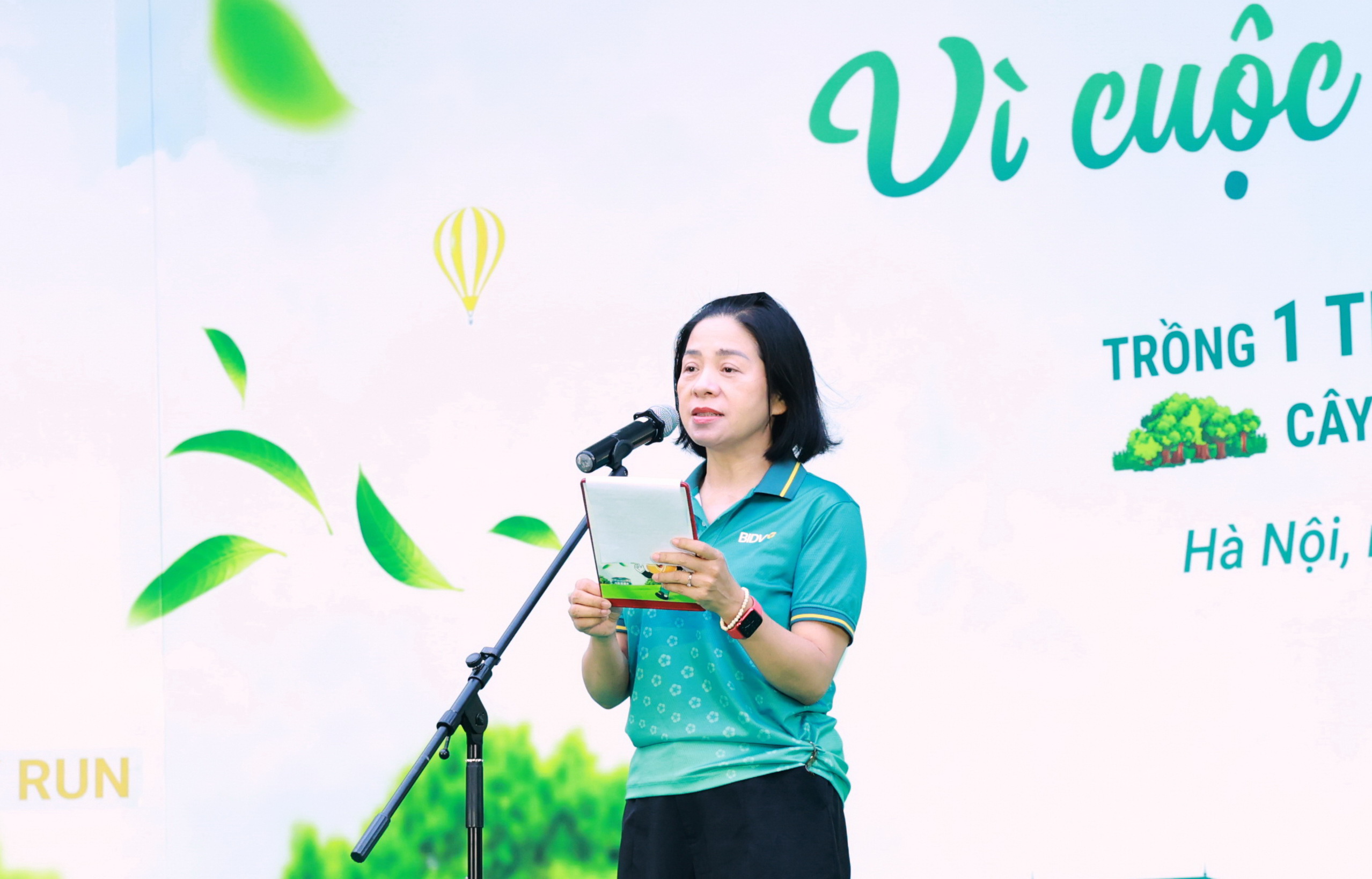 Bà Vũ Thị Nga - Phó Chủ tịch thường trực Công đoàn BIDV - phát biểu tại Lễ phát động chương trình “BIDV RUN - Vì cuộc sống Xanh” năm 2025