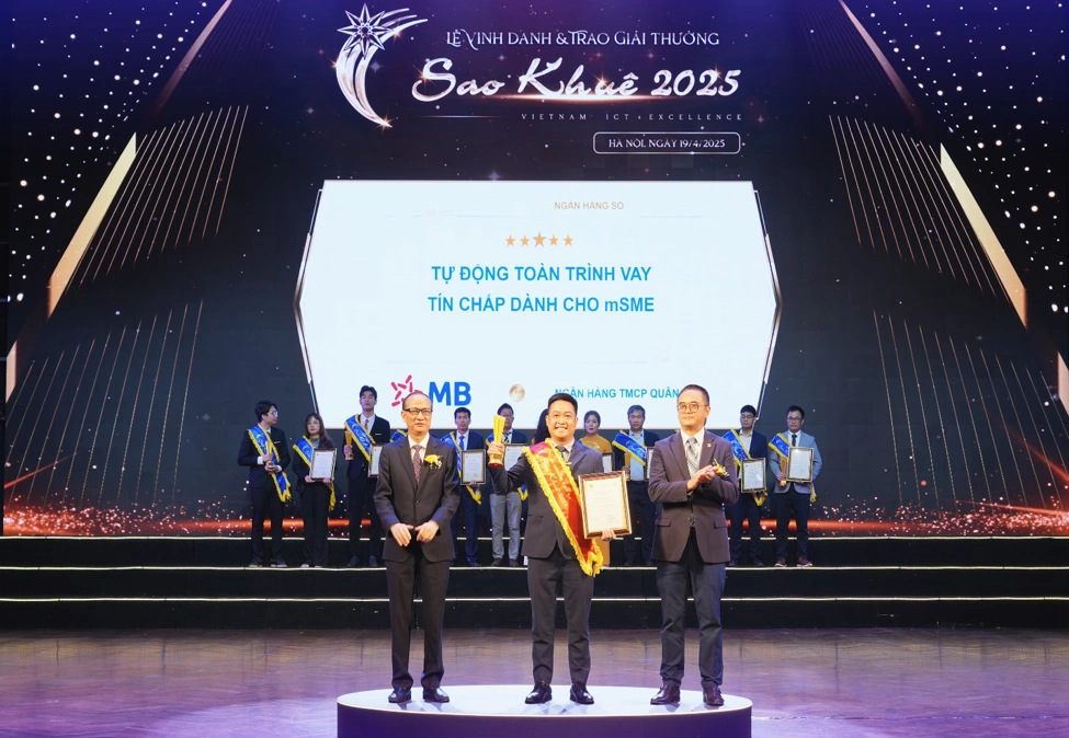 Đại diện MB nhận giải thưởng Sao Khuê 2025 cho hạng mục đạt đề cử 5 sao. Ảnh: MBBank