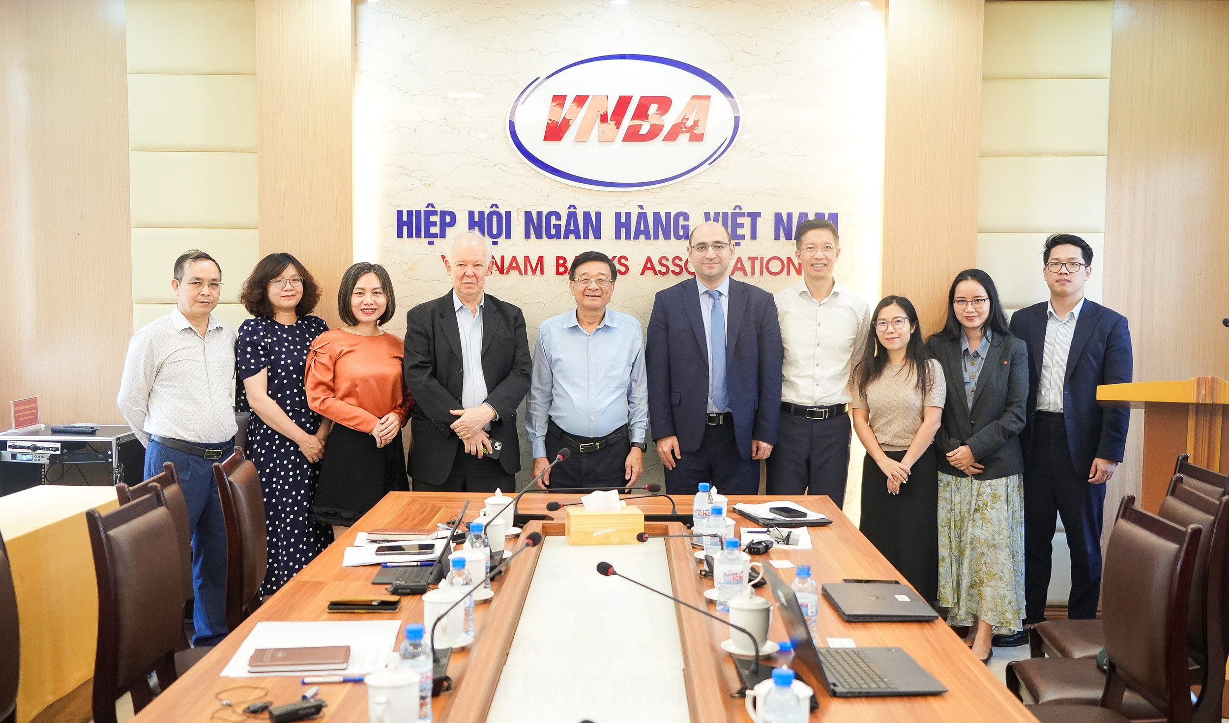 Lãnh đạo Hiệp hội Ngân hàng Việt Nam và đoàn công tác Ngân hàng Thế giới chụp ảnh lưu niệm