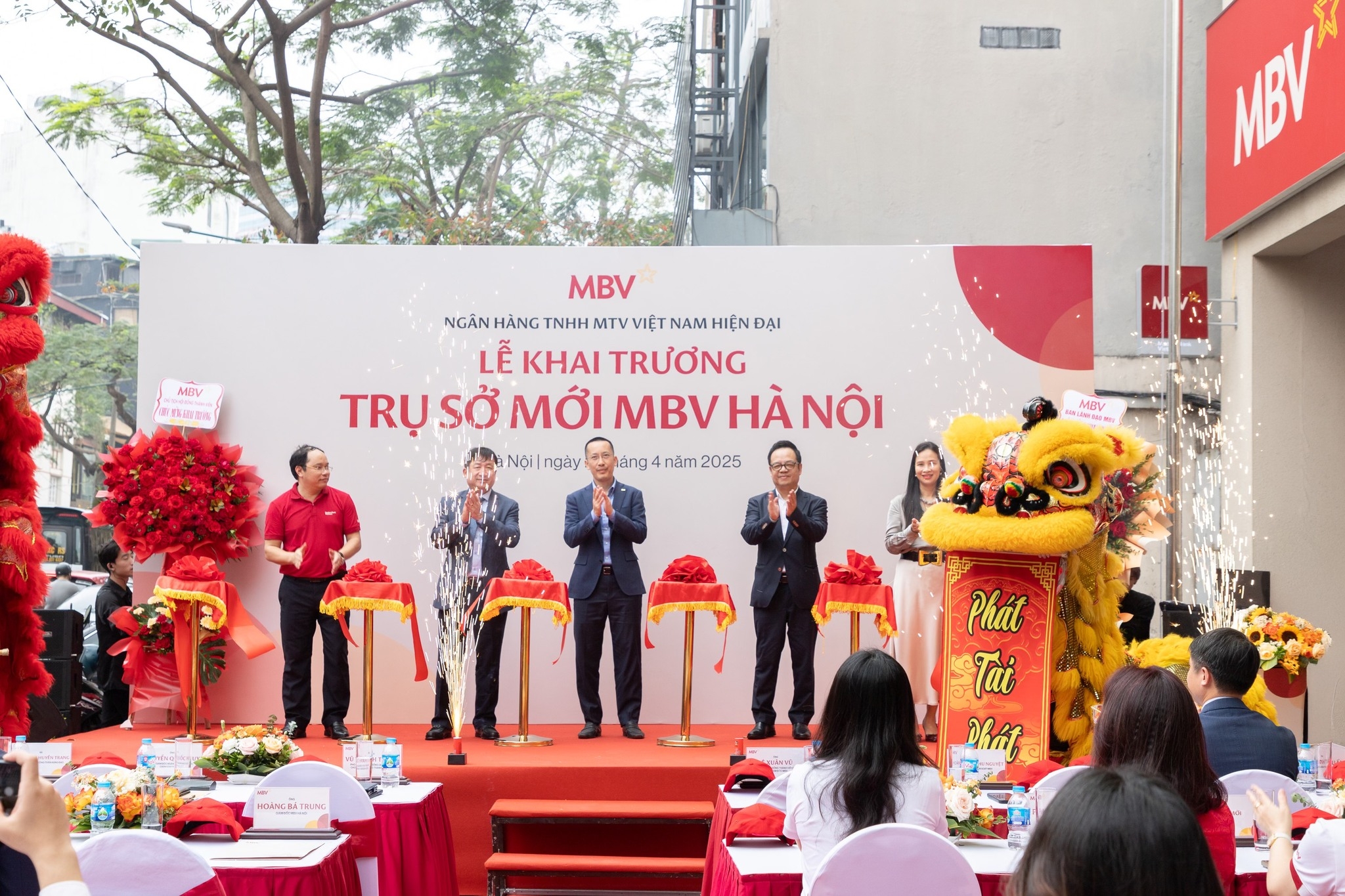 Các đại biểu thực hiện nghi thức cắt băng khai trường MBV Hà Nội