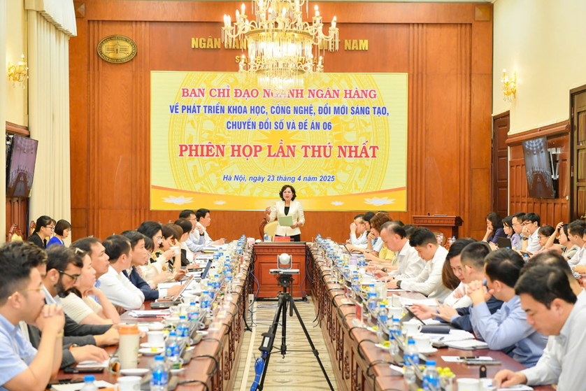 Toàn cảnh phiên họp lần thứ nhất của Ban Chỉ đạo ngành Ngân hàng về phát triển khoa học, công nghệ, đổi mới sáng tạo, chuyển đổi số và Đề án 06