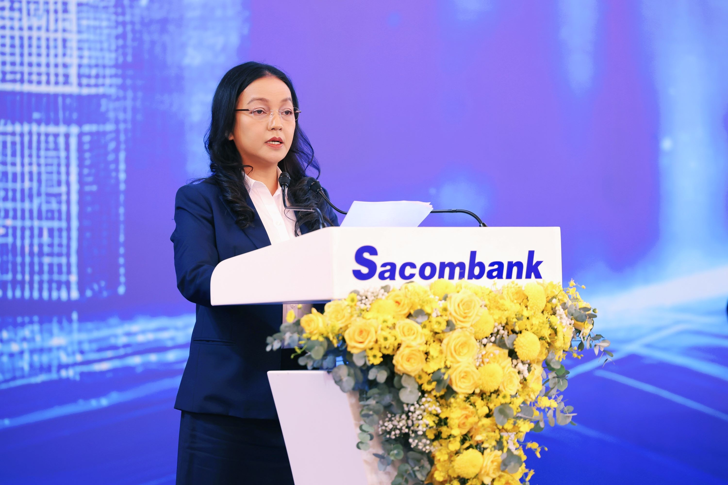 Bà Nguyễn Đức Thạch Diễm - Phó Chủ tịch thường trực HĐQT kiêm Tổng giám đốc Sacombank trình bày báo cáo kết quả hoạt động kinh doanh nổi bật năm 2024