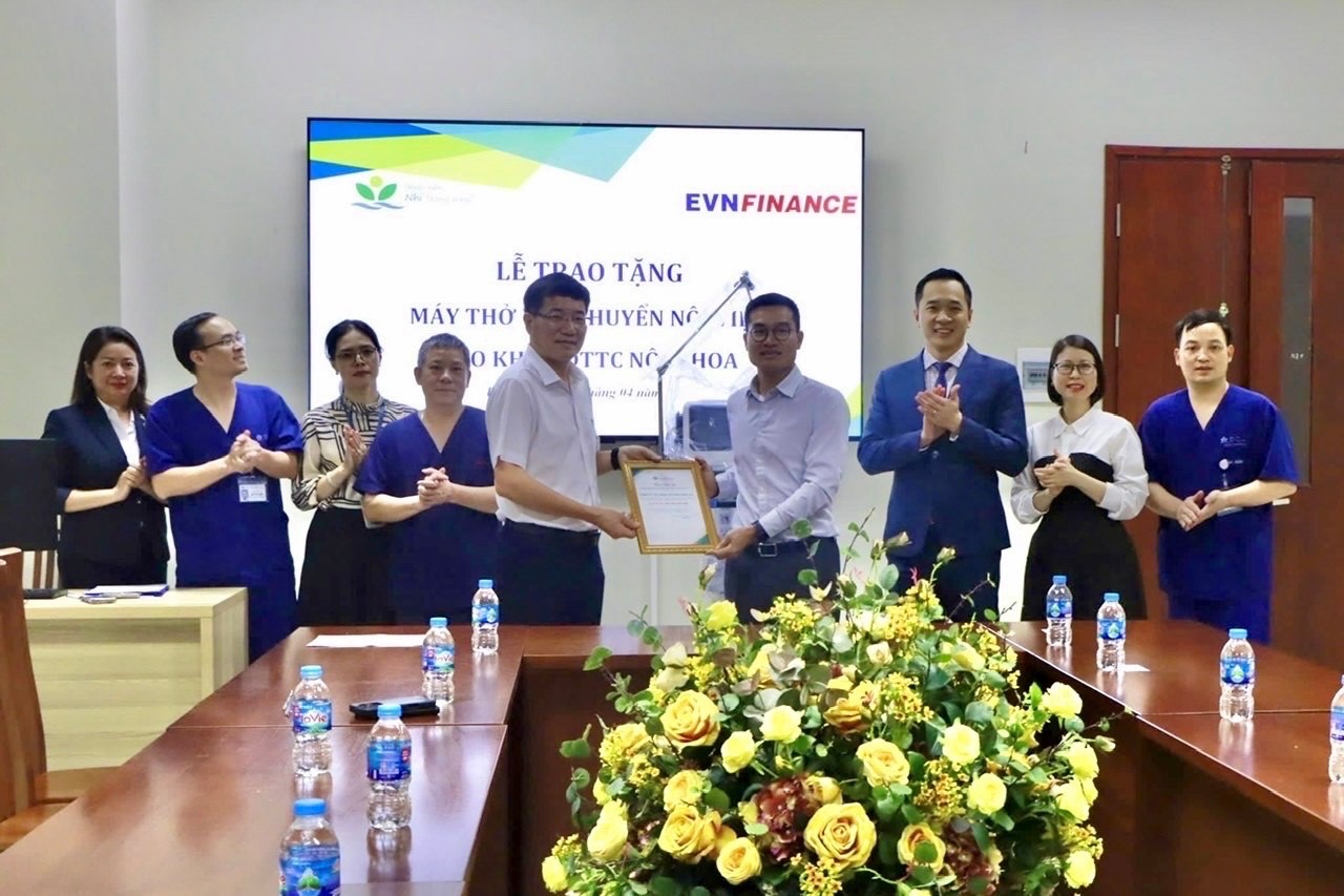 Ông Mai Danh Hiền – TV.HĐQT, Tổng Giám đốc EVNFinance trao tặng máy thở di động Hamilton-C1 cho Bệnh viện Nhi Trung ương.