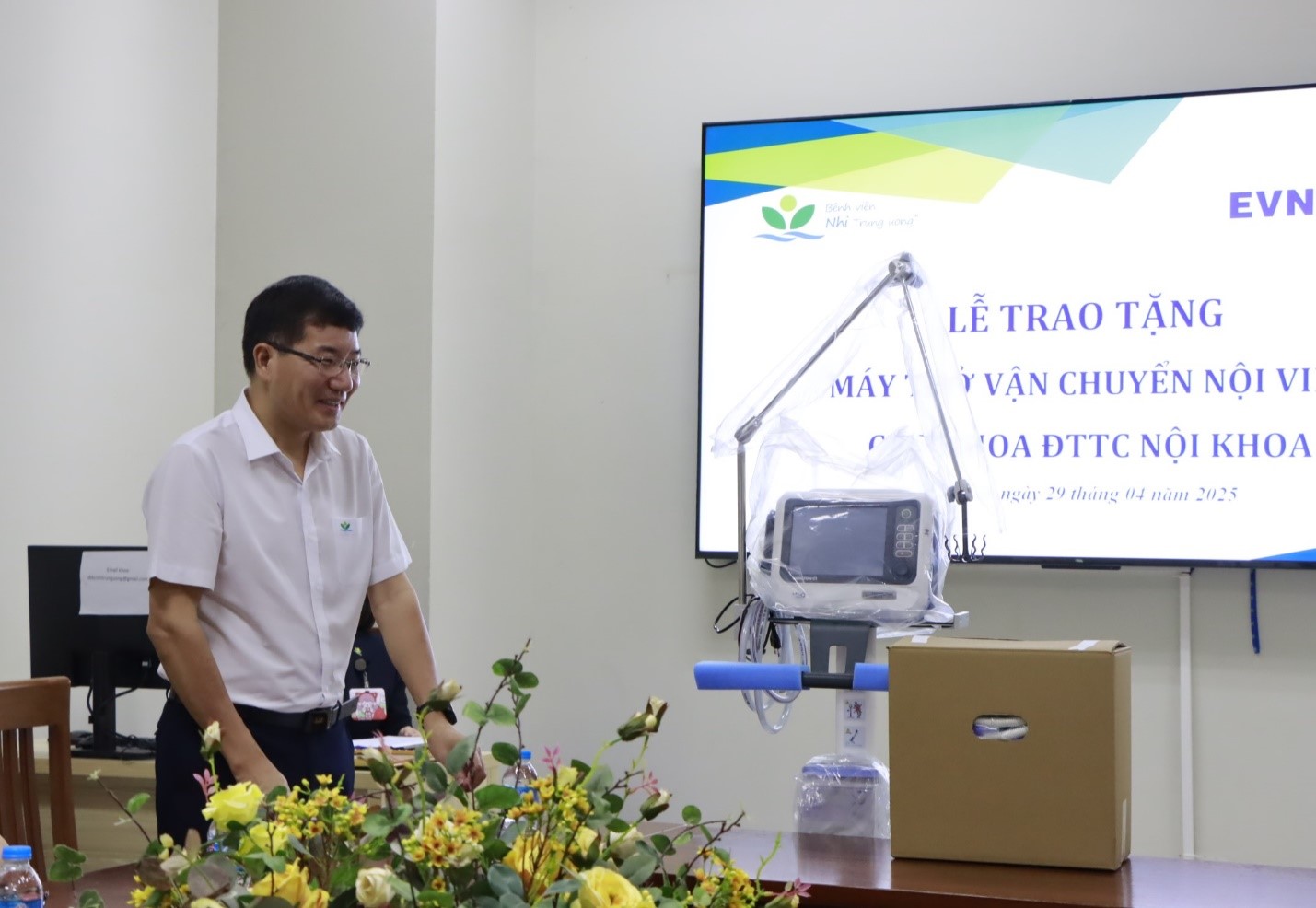 TS.BS Phan Hữu Phúc – Phó Giám đốc Bệnh viện tiếp nhận máy thở và phát biểu cảm ơn EVNFinance.