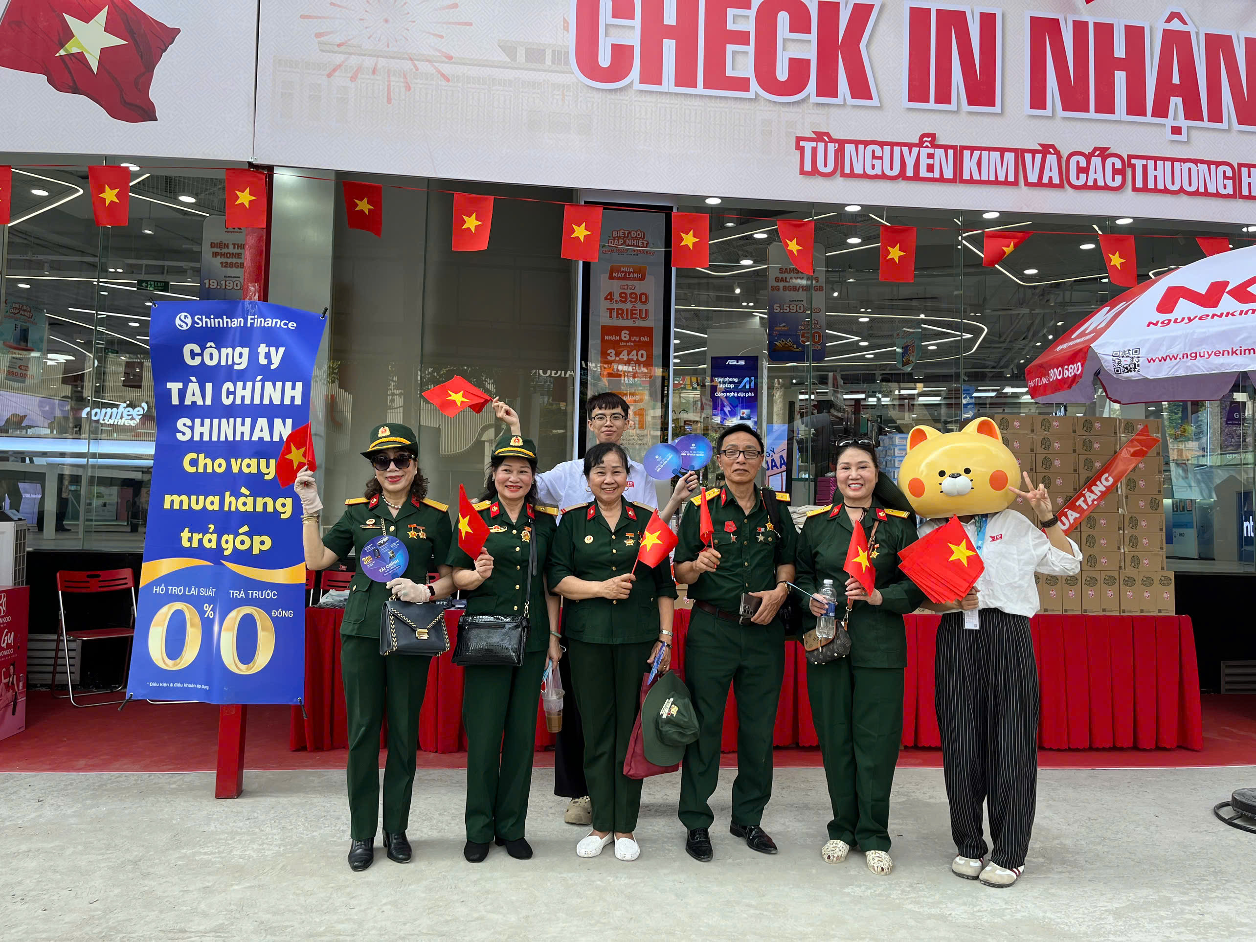 Shinhan Finance trao tặng ngàn lá cờ tiếp sức tinh thần yêu nước, hướng về đại lễ 30-4