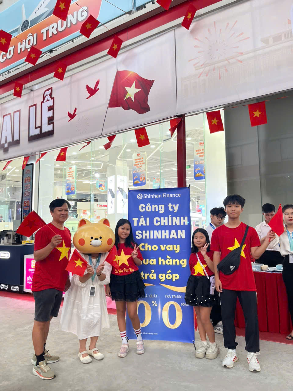 Mỗi lá cờ trao đi là sự tiếp nối tinh thần yêu nước, là thông điệp gắn kết mọi thế hệ người Việt Nam trong dịp lễ trọng đại này.