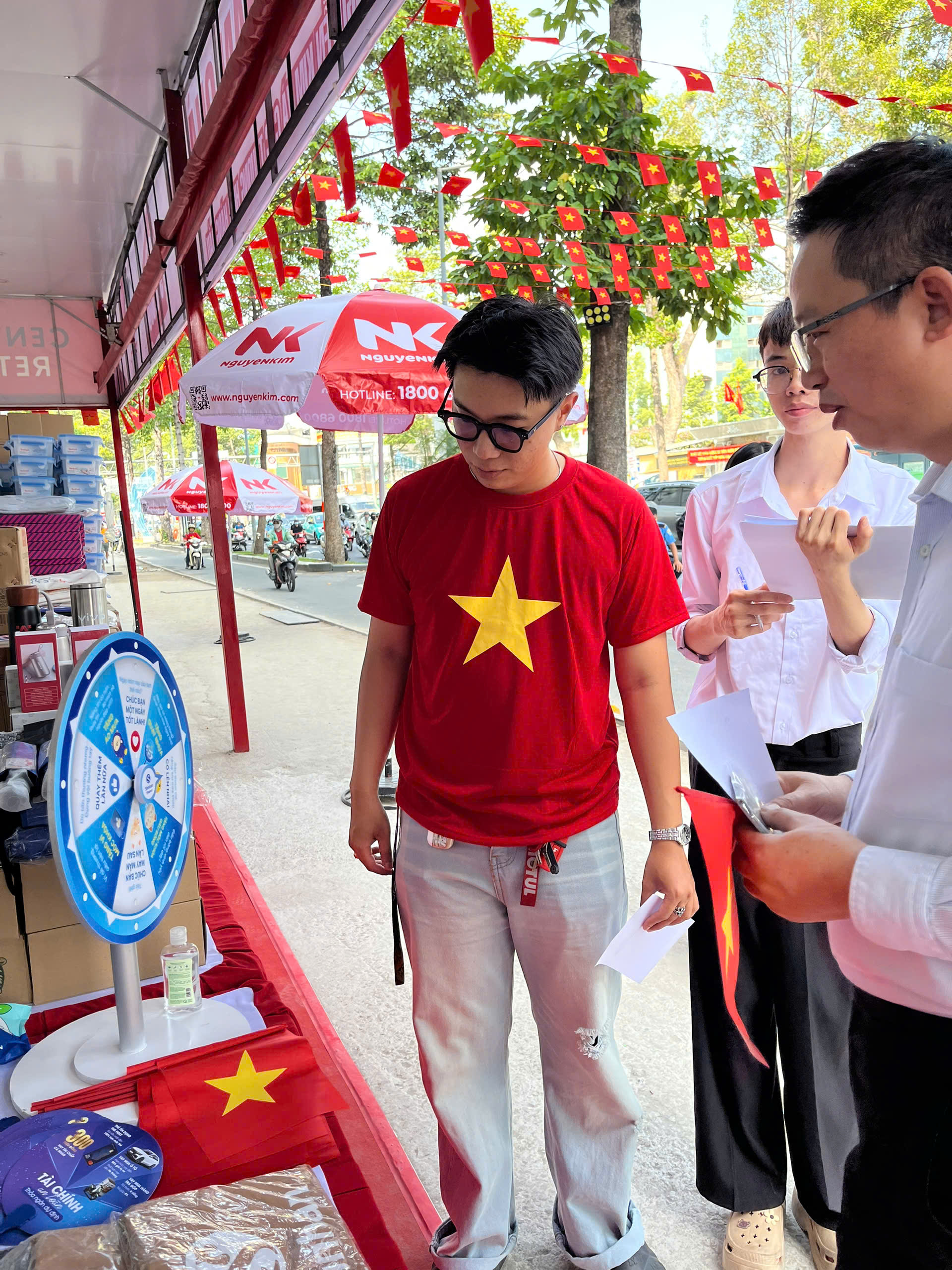 Mỗi lá cờ trao đi là sự tiếp nối tinh thần yêu nước, là thông điệp gắn kết mọi thế hệ người Việt Nam trong dịp lễ trọng đại này.