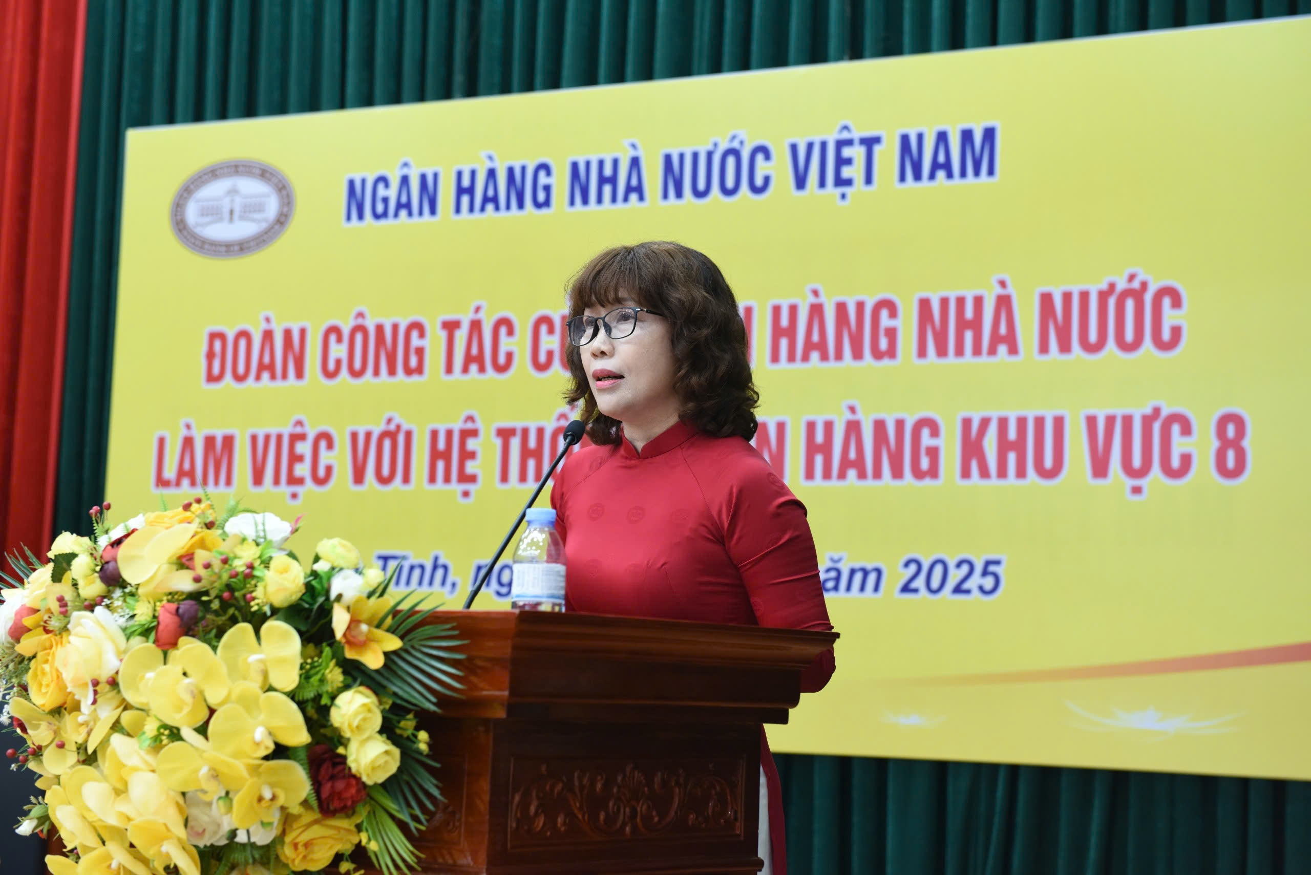 Bà Nguyễn Thị Thu Thu - quyền Giám đốc NHNN Khu vực 8 phát biểu tại buổi làm việc