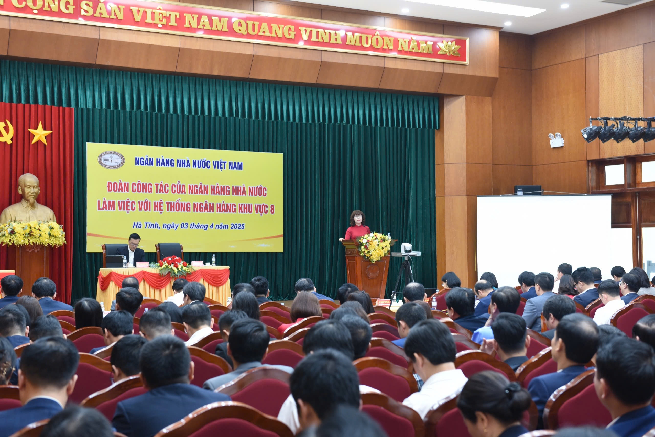 Đoàn công tác NHNN làm việc với hệ thống ngân hàng khu vực 8