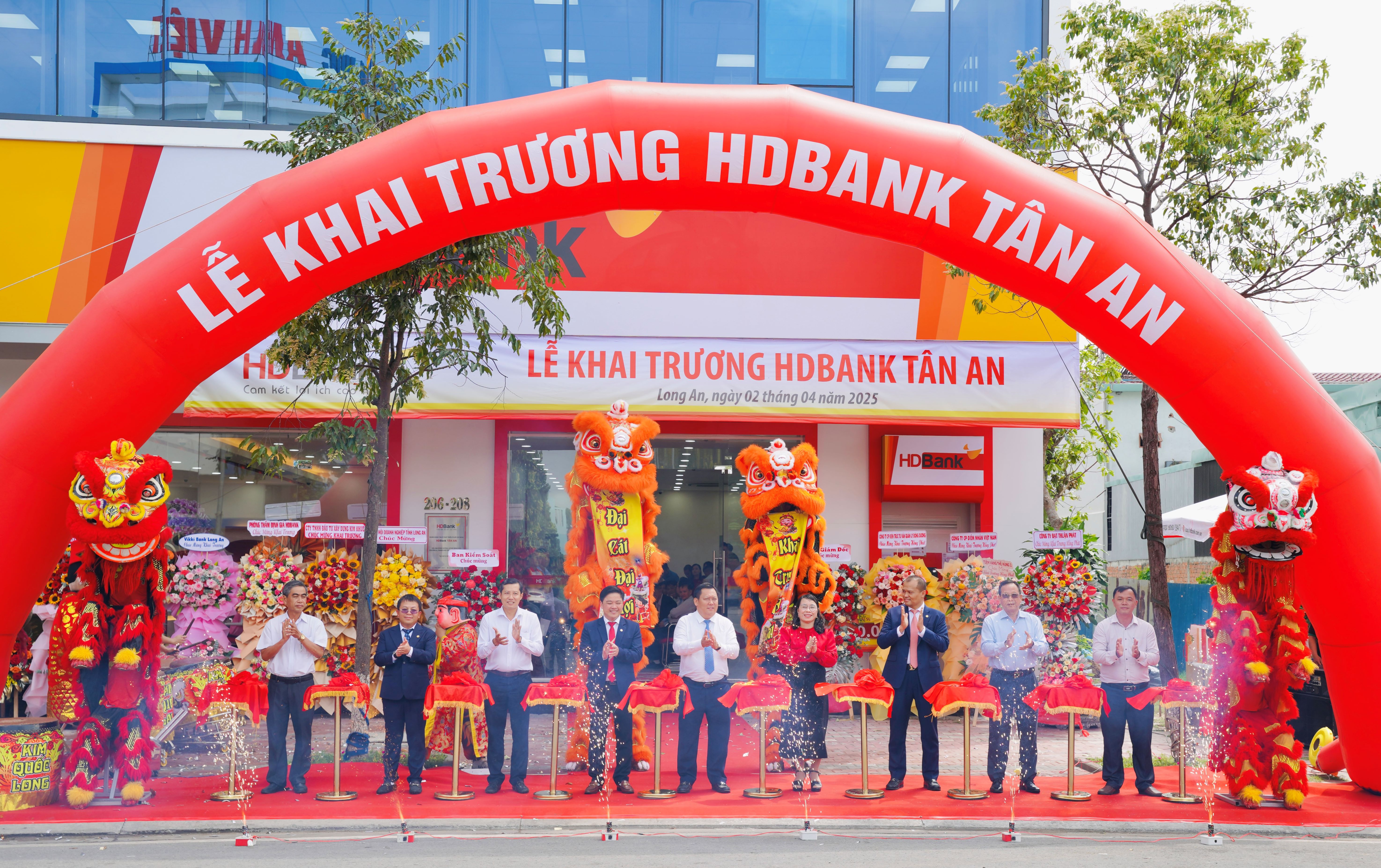 Các đại biểu thực hiện nghi thức cắt băng khai trương HDBank Tân An