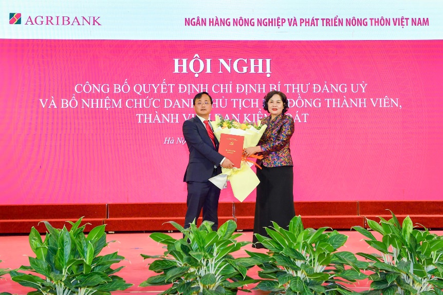 Đồng chí Nguyễn Thị Hồng - Ủy viên TW Đảng, Ủy viên Ban Chấp hành Đảng bộ Chính phủ, Bí thư Đảng ủy, Thống đốc NHNN trao Quyết định của Ban Thường vụ Đảng ủy Chính phủ chỉ định đồng chí Tô Huy Vũ tham gia Ban Chấp hành, Ban Thường vụ và giữ chức Bí thư Đảng ủy Agribank nhiệm kỳ 2020 – 2025