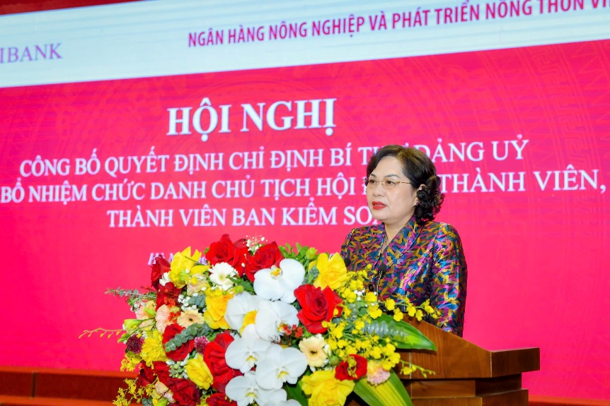 Đồng chí Nguyễn Thị Hồng - Ủy viên TW Đảng, Ủy viên Ban Chấp hành Đảng bộ Chính phủ, Bí thư Đảng ủy, Thống đốc NHNN phát biểu chỉ đạo, giao nhiệm vụ
