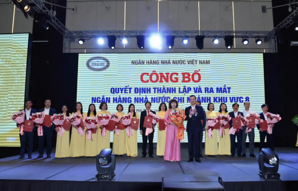 Ban Lãnh đạo, cán bộ chủ chốt của NHNN Khu vực 8 chụp ảnh lưu niệm cùng Phó Thống đốc, Lãnh đạo các tỉnh trong khu vực