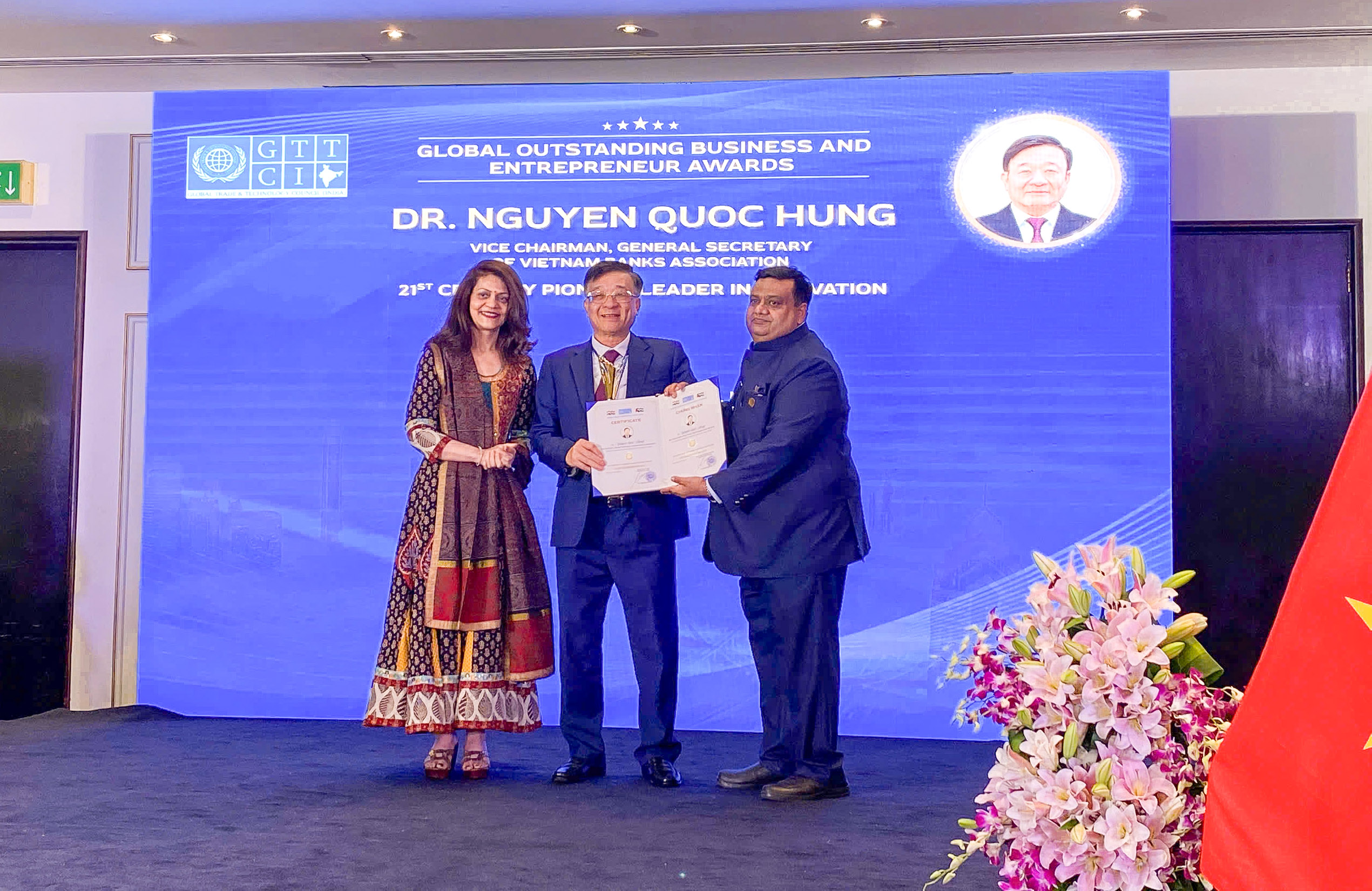 TS. Nguyễn Quốc Hùng nhận giải thưởng “Nhà lãnh đạo tiên phong thế kỷ XXI về đổi mới”