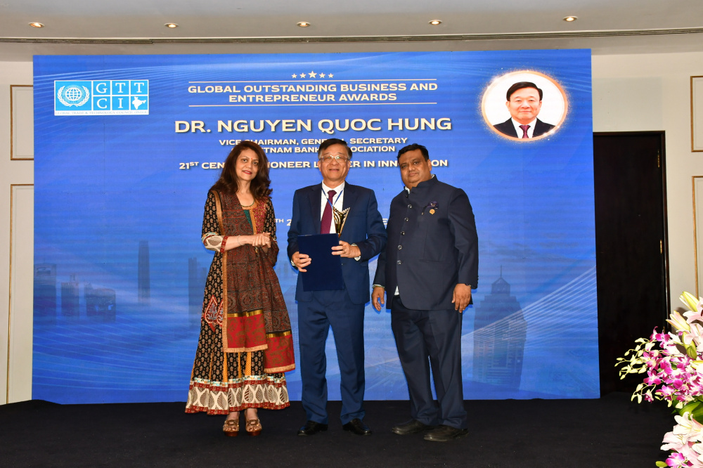 TS. Nguyễn Quốc Hùng nhận giải thưởng “Nhà lãnh đạo tiên phong thế kỷ XXI về đổi mới”