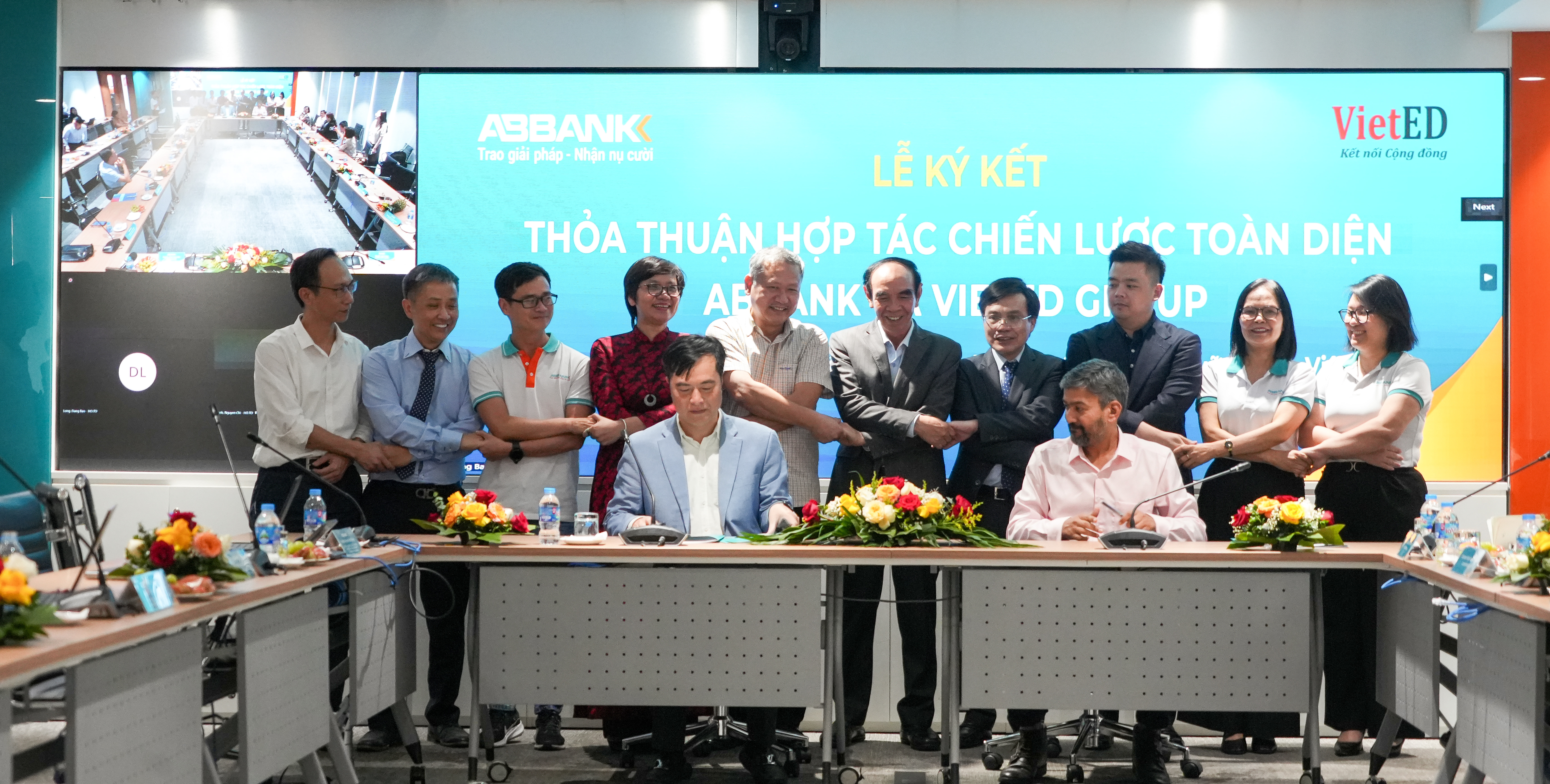 On behalf of both parties, Mr. Phạm Duy Hiếu – CEO of ABBANK, and Mr. Raj Kumar – Director of VietED Group, signed the Cooperation Agreement in the presence of the delegates