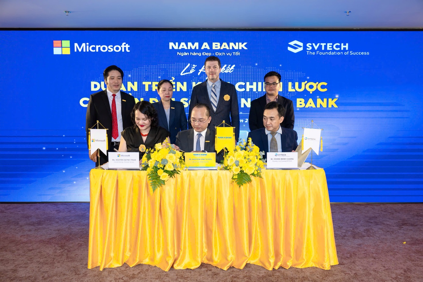 Đại diện Ngân hàng Nam A Bank cùng Microsoft Việt Nam và SVTECH thực hiện nghi thức ký kết thỏa thuận hợp tác