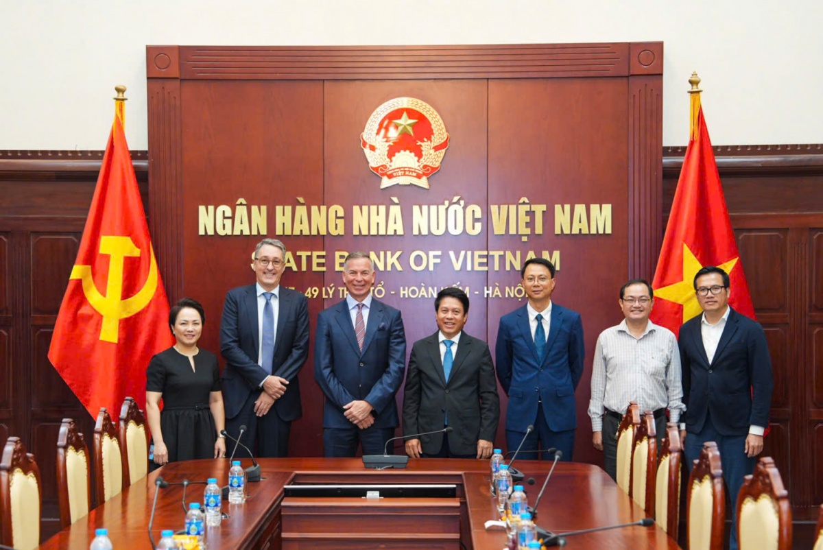 Phó Thống đốc Phạm Tiến Dũng chụp ảnh cùng ông Stephen Karpin và đoàn công tác của Visa