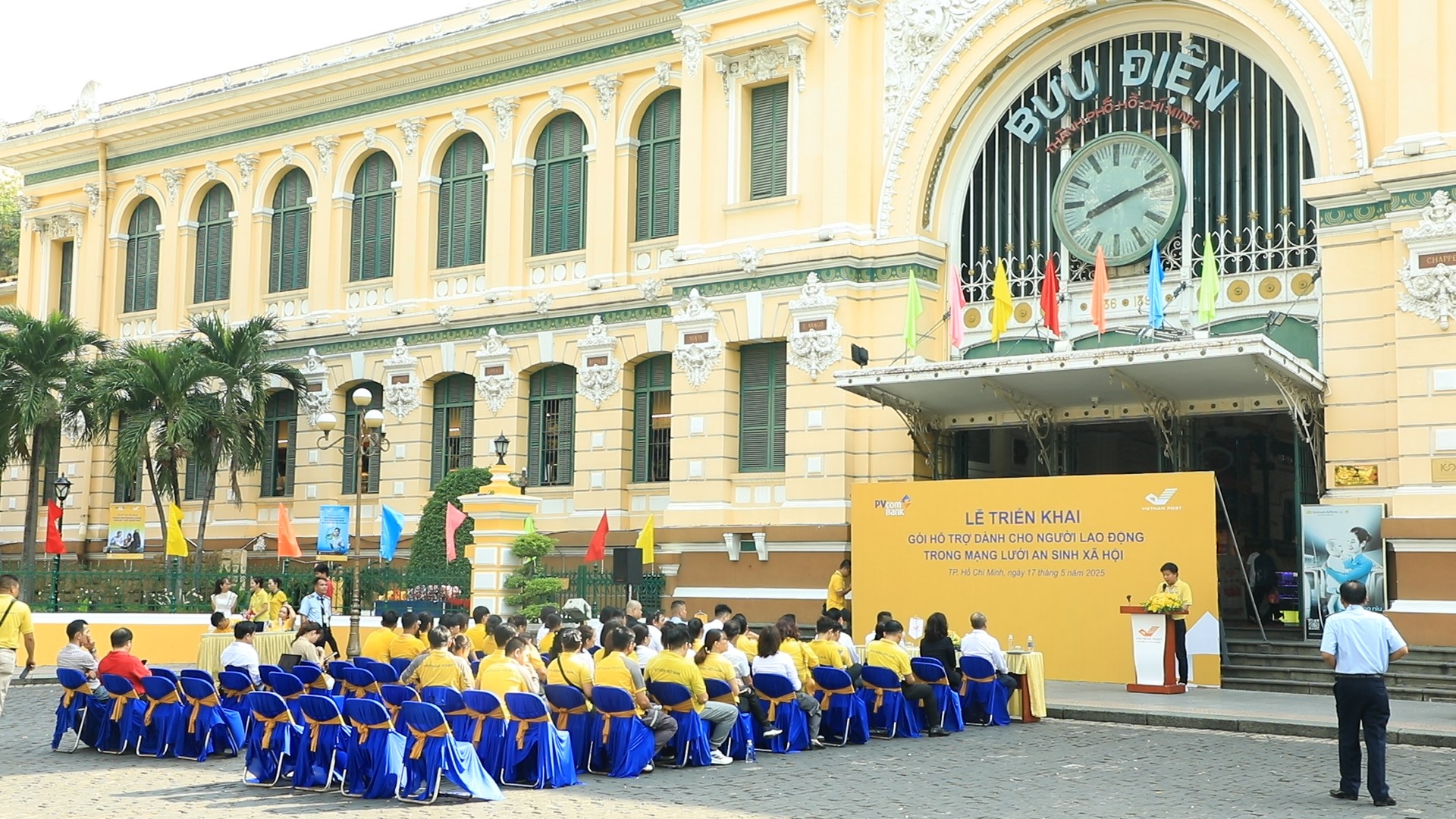Lễ triển khai gói hỗ trợ tài chính dành cho người lao động tham gia BHXH được tổ chức tại cổng chính Bưu điện TP. Hồ Chí Minh