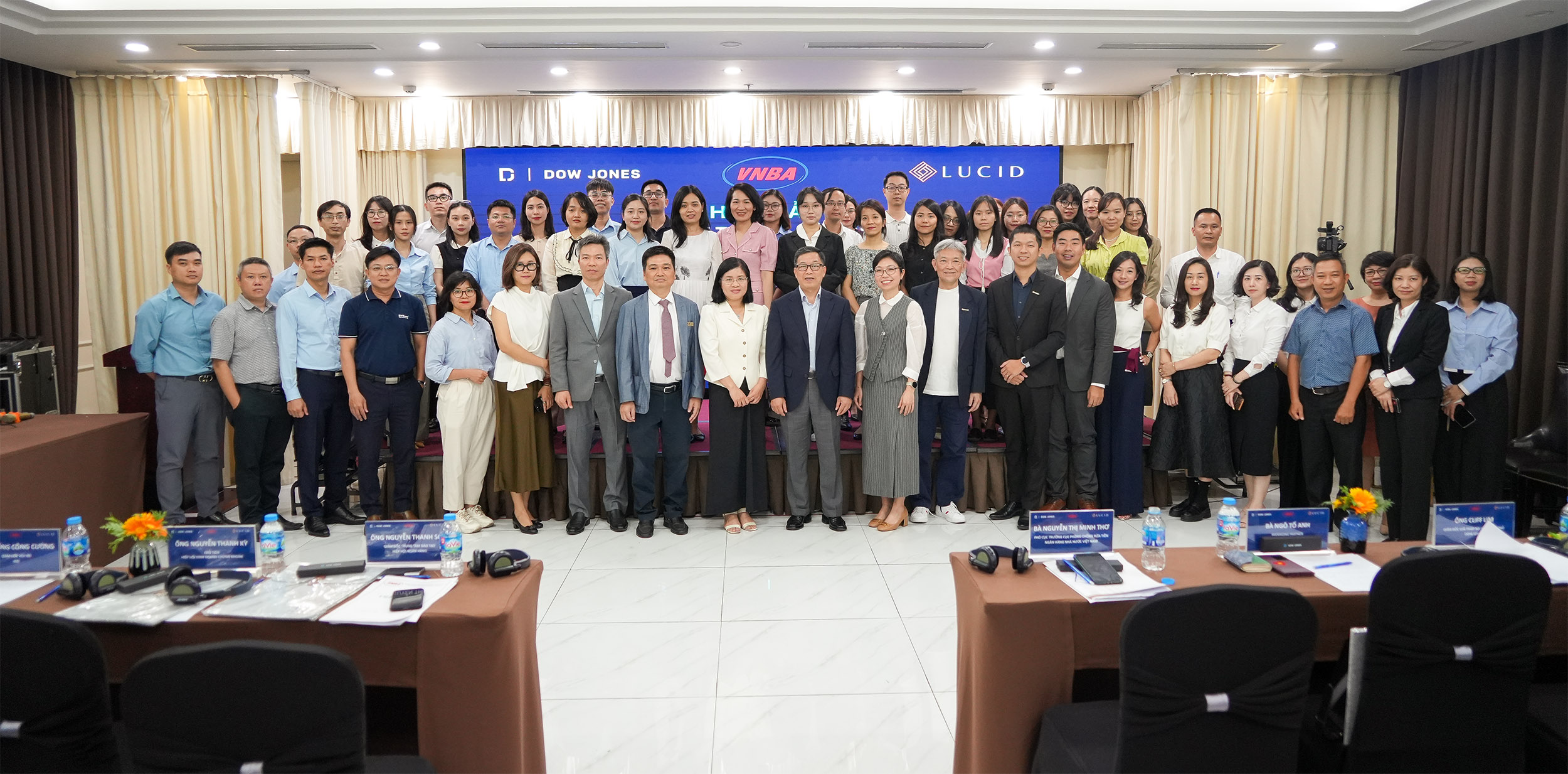 Các đại biểu chụp ảnh lưu niệm