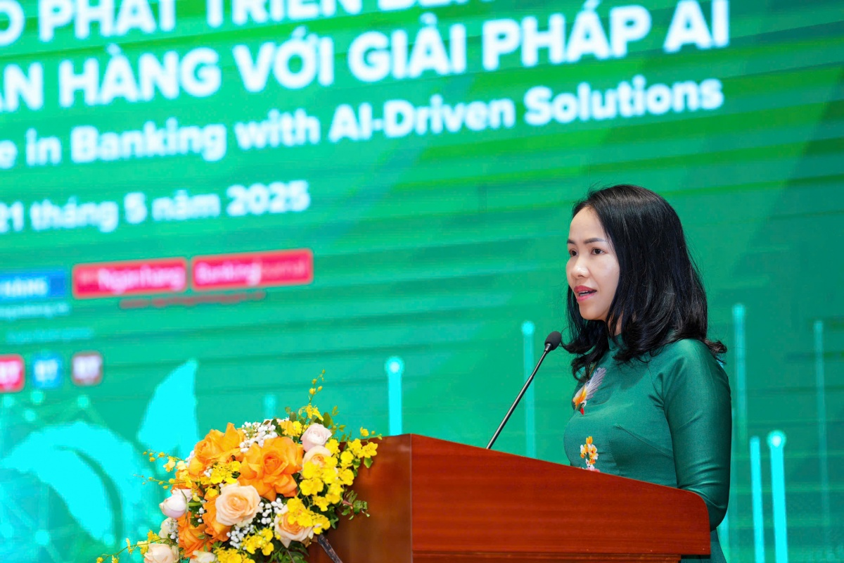 Bà Nguyễn Thị Thanh Bình, Phó Tổng Biên tập Thời báo Ngân hàng phát biểu kết luận Tọa đàm