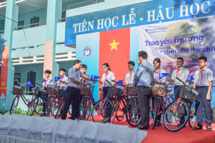 Shinhan Finance đồng hành cùng ước mơ đến trường của học sinh nghèo hiếu học tại Đà Nẵng